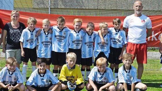 Sie lagen auf dem ersten Platz: die Siegermannschaft aus Knetzgau mit den Vertretern der Schule und des Arbeitskreises "Sport in Schule und Verein", von links: Betreuer Alexander Glos, Lehrerin Petra Schr&ouml;der, Betreuer Matthias Scholl und Organisator Franz Trapp.  Foto: Arbeitskreis "Sport in Schule und Verein"