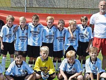 Sie lagen auf dem ersten Platz: die Siegermannschaft aus Knetzgau mit den Vertretern der Schule und des Arbeitskreises "Sport in Schule und Verein", von links: Betreuer Alexander Glos, Lehrerin Petra Schr&ouml;der, Betreuer Matthias Scholl und Organisator Franz Trapp.  Foto: Arbeitskreis "Sport in Schule und Verein"