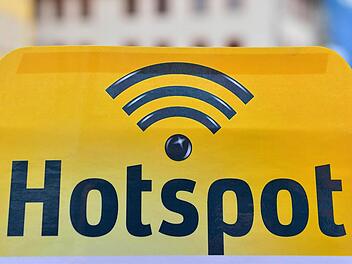 Diese Hinweistafel wird man in Wonsees auch künftig nicht finden. Der Gemeinderat hat sich in der jüngsten Sitzung gegen einen öffentlichen WLAN-Hotspot ausgesprochen. Symbolfoto: Martin Schutt/dpa