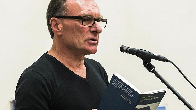 Manfred Kern und Harry Düll (Gitarre) gestalteten eine musikalische Lesung in der Stadtbücherei. Fotos: Jochen Berger