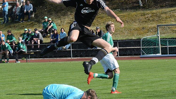 Fair geht vor: Enrico Ott vom SV Ramsthal überspringt den Riedenberger Schlussmann Florian Dorn. Foto: ssp