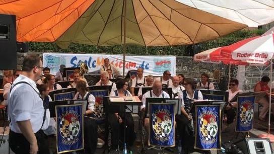 Die Blaskapelle Oberbach sorgte beim Lindenfest für musikalische Unterhaltung. Foto: Ralf Gundelach