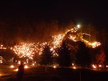 Lichterprozessionen sind in der Fränkischen Schweiz Tradition.  Ob auch sie dem Abmahnverein Deutschen Umwelthilfe ein Dorn im Auge sind? Foto: Thomas Weichert