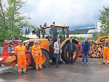 Bei der Übergabe eines neuen Traktors für den Bauhof (von links): Johannes Schuberth, Gerhard Zapf (beide Bauhof), Bürgermeister Jörg Neubauer, Jan Kotschenreuther, Heiko Wunderlich ( Fa. Kotschenreuther), Gerd Stahlberger (Bauhof Weißenbrunn):  Foto: K.- H. Hofmann