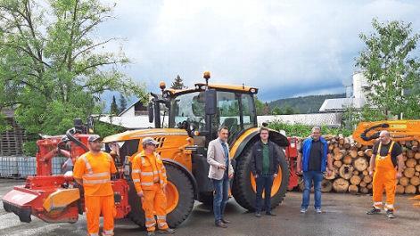 Bei der Übergabe eines neuen Traktors für den Bauhof (von links): Johannes Schuberth, Gerhard Zapf (beide Bauhof), Bürgermeister Jörg Neubauer, Jan Kotschenreuther, Heiko Wunderlich ( Fa. Kotschenreuther), Gerd Stahlberger (Bauhof Weißenbrunn):  Foto: K.- H. Hofmann