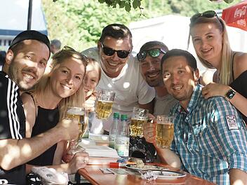 Diese Verbindung aus FC Bad Brückenau und 1. SV Römershag fand sich beim 39. Stadtfest im Siebenerpark zusammen. Insgesamt war die Bilanz der Veranstaltung durchwachsen. Foto: Steffen Standke