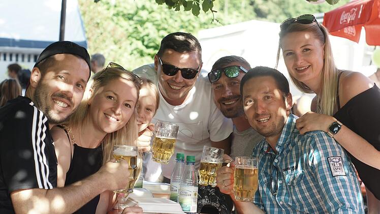 Diese Verbindung aus FC Bad Brückenau und 1. SV Römershag fand sich beim 39. Stadtfest im Siebenerpark zusammen. Insgesamt war die Bilanz der Veranstaltung durchwachsen. Foto: Steffen Standke