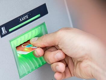 Verrückt, aber genial: Warum du immer eine PIN auf deine Bankkarte schreiben solltest