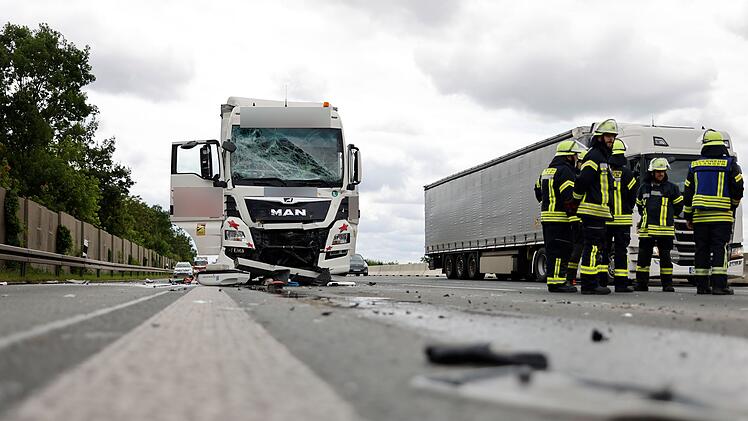 Erlangen: Unfall mit drei Lkw auf A3 - zwei Personen verletzt