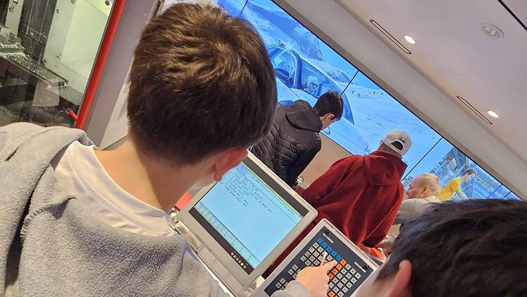 Der M+E-Truck faszinierte mit seinen Stationen zu Metall- und Elektroberufen.