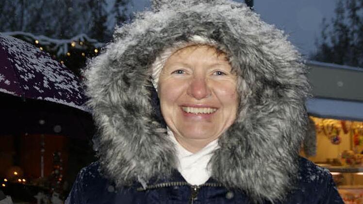 Das ist das richtige Kleidungsstück für einen Bummel draußen: Vom Wetter unbeeindruckt zeigte sich Claudia Heil beim Weihnachtsmarkt in Kirchaich. Foto: sw