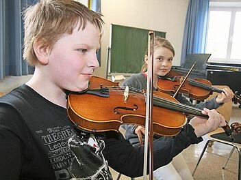 Falco Herrmann (9) und Liese Schultheiß (10) finden den Streichertag richtig spaßig und wollen nicht zum letzten Mal dabei sein. Sie üben auch zu Hause fleißig. Foto: Sonja Adam