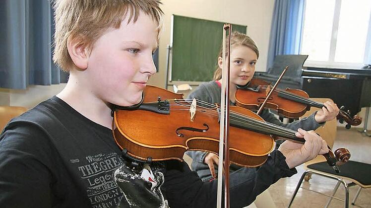 Falco Herrmann (9) und Liese Schultheiß (10) finden den Streichertag richtig spaßig und wollen nicht zum letzten Mal dabei sein. Sie üben auch zu Hause fleißig. Foto: Sonja Adam