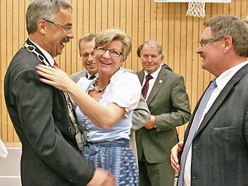 Staatssekretär Gerhard Eck (rechts), stellvertretender Landrat Emil Müller und Gattin sowie 3. Bürgermeister Arthur Stollberger (Mitte) gratulieren Günter Kiesel (links) zum Ehrentitel "Altbürgermeister". Fotos: Werner Vogel