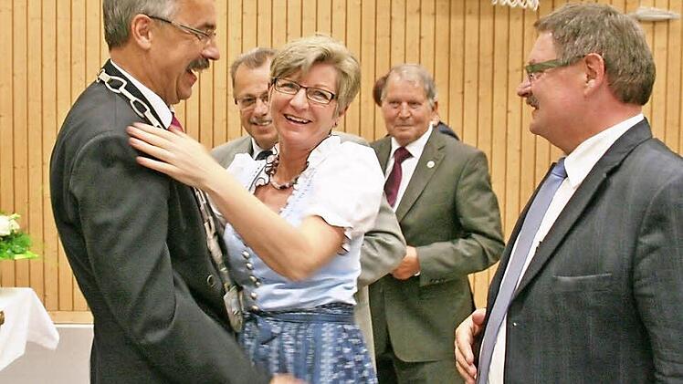 Staatssekretär Gerhard Eck (rechts), stellvertretender Landrat Emil Müller und Gattin sowie 3. Bürgermeister Arthur Stollberger (Mitte) gratulieren Günter Kiesel (links) zum Ehrentitel "Altbürgermeister". Fotos: Werner Vogel