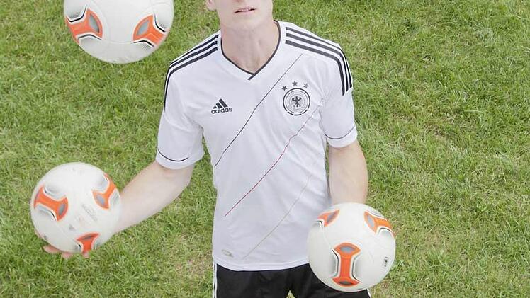 Fußball-Jongleur Sebastian Landauer ist am Donnerstag auf der Showbühne zu sehen.