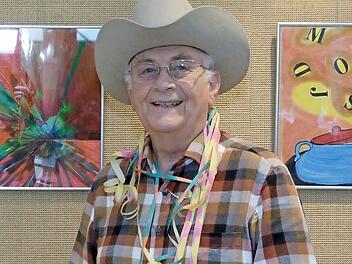 Horst Kreutz stellt in der Kleinen Galerie des Seniorenzentrums zur Faschingszeit eigene Werke aus. Foto: Björn Hein