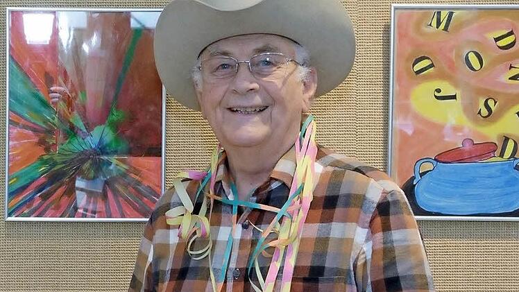 Horst Kreutz stellt in der Kleinen Galerie des Seniorenzentrums zur Faschingszeit eigene Werke aus. Foto: Björn Hein