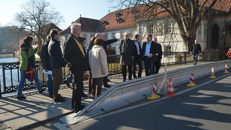 Lebhaft wurde schon vor Ort über den Neubau der Spitalbrücke im Zuge der Hochwasserfreilegung diskutiert. Der Punkt wurde in nichtöffentlicher Sitzung beraten. Eine Entscheidung soll schon in der nächsten Sitzung fallen, da eine Hochwasserfreilegung dringend nötig ist.  Foto: Hofmann