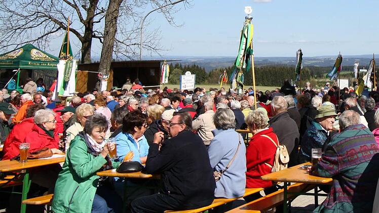 Dicht besetzt waren die Bänke vor der weitläufigen Kulisse des Frankenwalds auf dem Areal des TSV Presseck. Foto: Klaus Klaschka