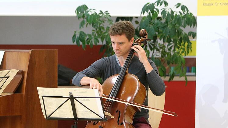 Impressionen vom Gesprächskonzert mit dem Aramis-Trio im Coburger Gymnasium Ernestinum. Der Auftritt war Besstandteil des Festivals "Klanggrenzen".Foto: Jochen Berger