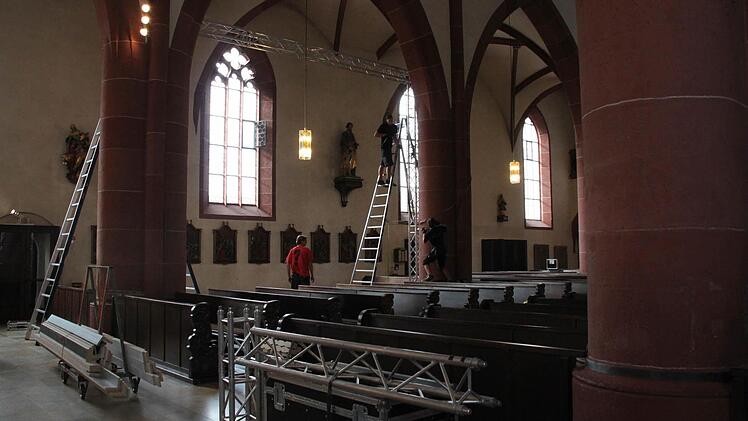 Mitarbeiter der Firma WSV Messebau haben am Freitagmorgen Traverse für die Scheinwerfer in der Kirche aufgebaut. Foto: Kerstin Väth