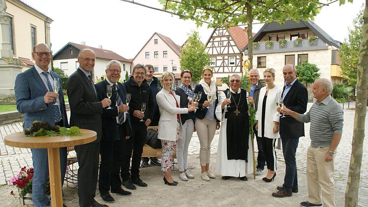 Beste Laune herrschte beim Empfang der Fränkischen Weinkönigin am Sander Dorfplatz. Unser Bild zeigt von links den Vorsitzenden des Abt-Degen-Weintals Thomas Stadelmann, Landrat Wilhelm Schneider, stv. Bürgermeister Gerhard Zösch, Winzer Stefan Goger, Matthias Klauda von der Gemeinde Sand, Abt-Degen-Weintal-Prinzessin Elisabeth Goger, Oberschwappachs Weinprinzessin Theresa Pfister, Weinkönigin Silena Werner, "Abt Degen" Richard Schlegelmilch, Stefan Göb von der Stadt Haßfurt, Weinbaupräsident...