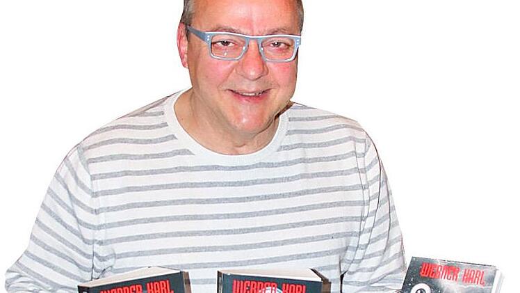 Werner Karl mit seinen Büchern - darunter das neueste, "Aevum". Foto: Matthias Einwag