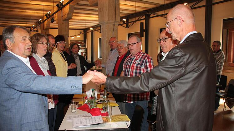 Zum Abschluss reichten sich die Gewerkschafter die Hände und sangen die Arbeiterhymne "Brüder, zur Sonne, zur Freiheit". Foto: Stephan Stöckel