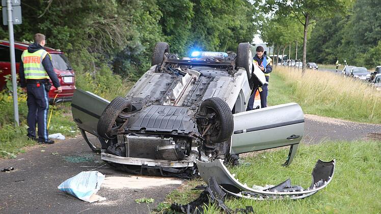 Bei einem schweren Unfall im Kreis Bamberg ist am Freitagnachmittag eine Autofahrerin schwer verletzt worden. Auch ein Rettungshubschrauber war im Einsatz. Foto: NEWS5/Herse