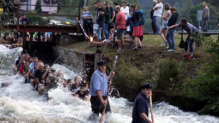 Vor allem die Wehre sind auch Anziehungspunkt für Schaulustige am Rand der Strecke. Foto: Michael Wunder