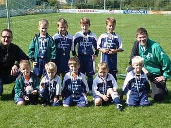 Ein Bild aus dem Jahr 2010:   Mit dieser G-Jugendmannschaft startete der TSC Mainleus um die Trainer Sven Dörfler (links) und Thomas Bergmann (rechts) den Neustart im Nachwuchsbereich. Acht Jahre später  spielen sechs dieser neun Kinder noch für den TSC -  jetzt in der C-Jugend. TSC Mainleus
