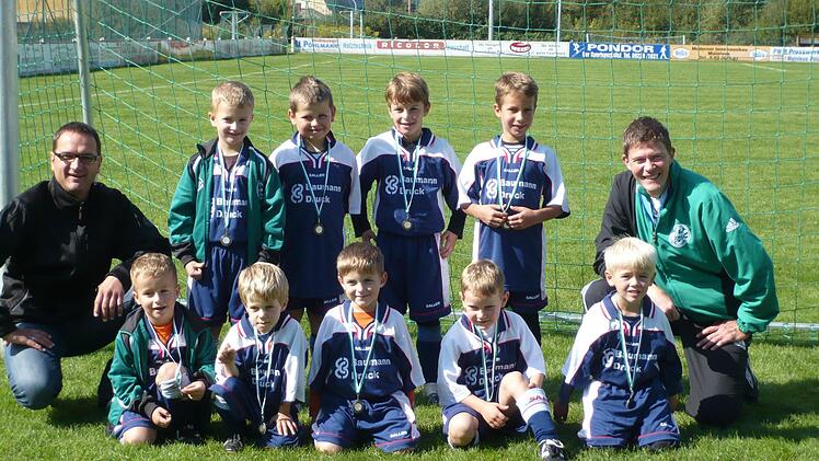Ein Bild aus dem Jahr 2010:   Mit dieser G-Jugendmannschaft startete der TSC Mainleus um die Trainer Sven Dörfler (links) und Thomas Bergmann (rechts) den Neustart im Nachwuchsbereich. Acht Jahre später  spielen sechs dieser neun Kinder noch für den TSC -  jetzt in der C-Jugend. TSC Mainleus