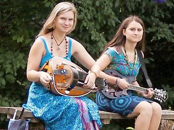 Die Schwestern Annamaria und Katharina Gielen aus Großheubach (Landkreis Miltenberg, Unterfranken) bilden das Duo "Pelen Tan" und gestalten das deutsch-französische Sommerfest in Weismain.  Foto: Reinhard Huber