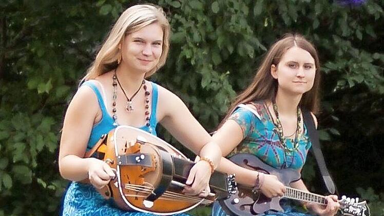 Die Schwestern Annamaria und Katharina Gielen aus Großheubach (Landkreis Miltenberg, Unterfranken) bilden das Duo "Pelen Tan" und gestalten das deutsch-französische Sommerfest in Weismain.  Foto: Reinhard Huber