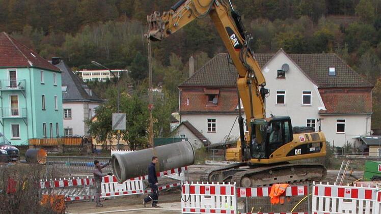 Arbeiten in der Düsseldorfer Straße: In dieser Woche werden die letzten vier Meter Kanal verlegt. Foto: Ulrike Müller