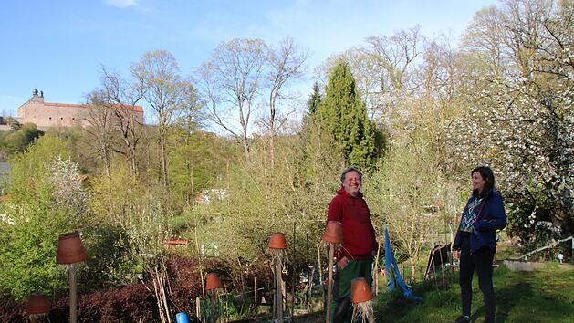 Kleingärten mit großem Ausblick: Die Lindnersreuth liegt am Rehberg-Nordhang. Dennoch ist es dort sonnig - und der Blick hinüber zur Plassenburg ist unvergleichlich. Una Langer und Michael Thyzel sind zwei der Pächter. Sie haben viele Ideen, um das teilweise etwas heruntergekommene Gelände wieder zu beleben. Foto: Katrin Geyer