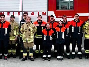 Kreisbrandmeister Sebastian Dorsch (Dritter v.l.) und Ausbilder Manuel Schirmer (Fünfter v.l.) mit den Maschinisten
