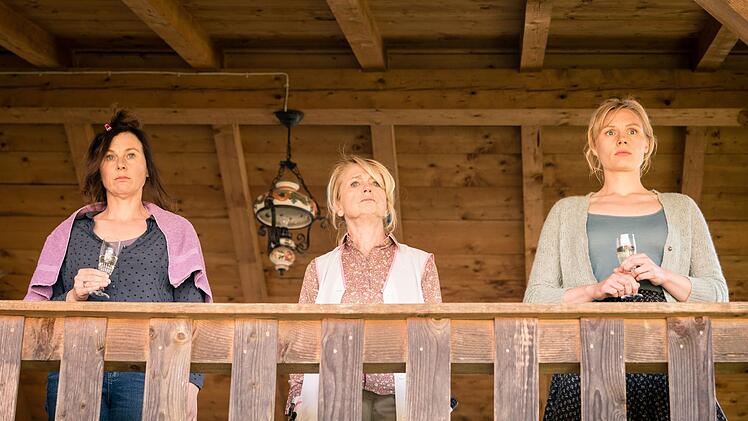 Maria (Bettina Mittendorfer, links), Waltraud (Gisela Schneeberger, Mitte) und Lena (Rosalie Thomass) sorgen in Marienzell erneut f&uuml;r Aufsehen.