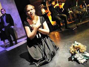 Als Gouvernante erlebt Betsy Horne in Benjamin Brittens Kammeroper "Die Drehung der Schraube" eine Reise in den Abgrund. Im Hintergrund als geisterhafte Erscheinungen: Sofia Kallio als Miss Jessel und Milen Bozhkov als Peter Quint.Fotos: Andrea Kremper