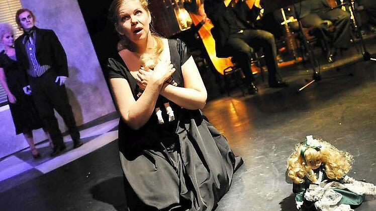 Als Gouvernante erlebt Betsy Horne in Benjamin Brittens Kammeroper "Die Drehung der Schraube" eine Reise in den Abgrund. Im Hintergrund als geisterhafte Erscheinungen: Sofia Kallio als Miss Jessel und Milen Bozhkov als Peter Quint.Fotos: Andrea Kremper