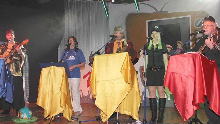 Die Prinzen (von links) Axel Neumeier, Sandra Walter, Neuzugang Christian Hömer, Julia Balschat und Leiter Arno Stretz gehören zum HCC wie der Papst nach Rom. Ihr Auftritt 2013: besonders wertvoll!