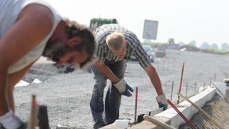 Der Gehweg in Seibelsdorf wird mit Granitsteinen befestigt.