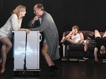 Eine Familie zerfällt: (v. l.) Linda (Louisa von Spies), Loman/Lohmann (Stefan Lorch), Happy (Julian Keck), Biff (Christian Taubenheim) alle Fotos: Marion Bührle