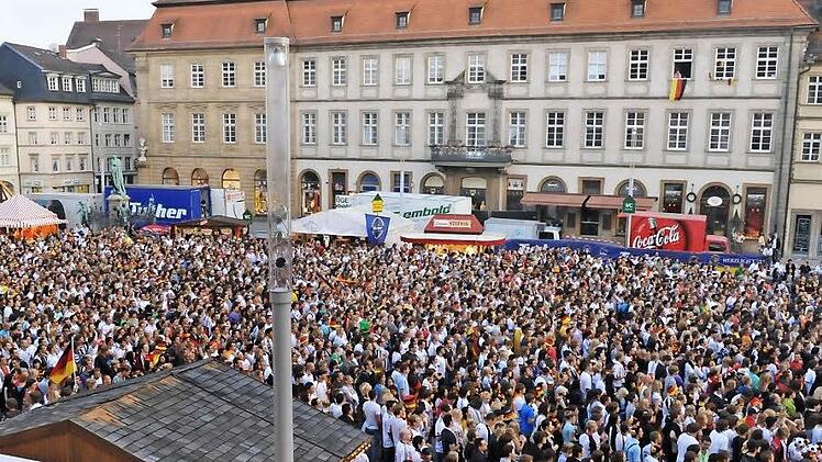 Im Sommer werden auf dem Maxplatz wieder Spiele der Fußball-WM und die entscheidenden Playoff-Spiele der Brose Baskets gezeigt.Foto: Ronald Rinklef/Archiv