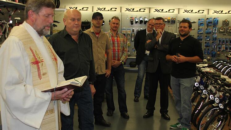 Pater Brütting und Geschäftsinhaber Robert Reuter (von links) bei der Weihe.