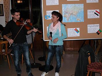 Ermando Xhipi (24) begleitet mit seiner Geige seine Mutter Rita (48), die albanische Lieder singt. Foto: Ewald Kiesel