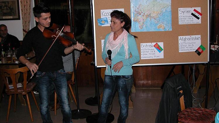 Ermando Xhipi (24) begleitet mit seiner Geige seine Mutter Rita (48), die albanische Lieder singt. Foto: Ewald Kiesel