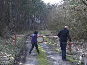 Der Weg zum alten Sportplatz sollte hergerichtet werden, ist die Meinung vieler Machtilshausener Bürger. Das ist allerdings nicht der Grund für die Sperrung. Die Schranke soll vielmehr unliebsame, nächtliche Gäste fernhalten.  Foto: Winfried Ehling