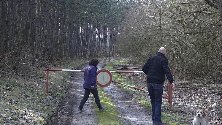 Der Weg zum alten Sportplatz sollte hergerichtet werden, ist die Meinung vieler Machtilshausener Bürger. Das ist allerdings nicht der Grund für die Sperrung. Die Schranke soll vielmehr unliebsame, nächtliche Gäste fernhalten.  Foto: Winfried Ehling
